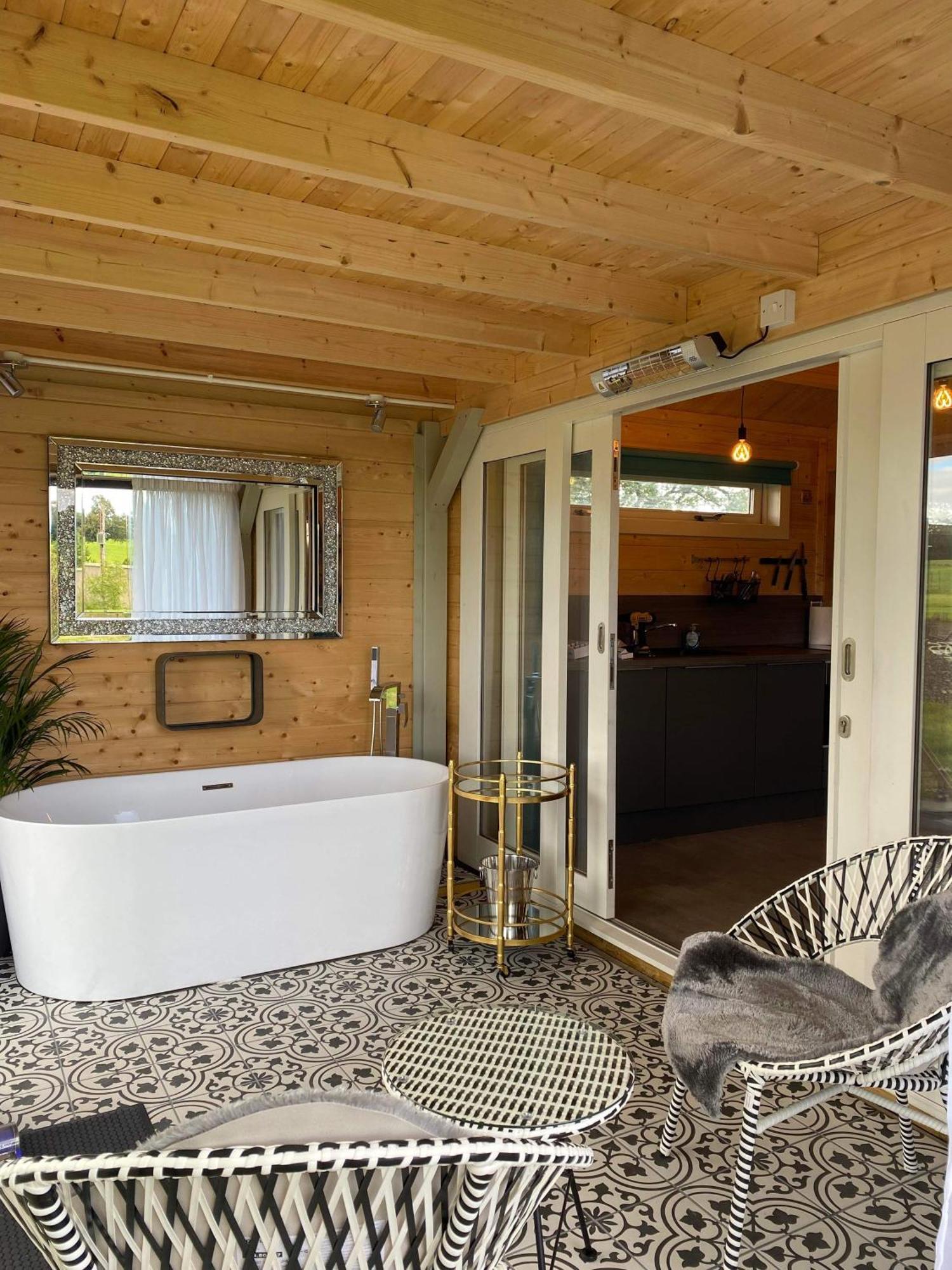Dunroamin Lodge *